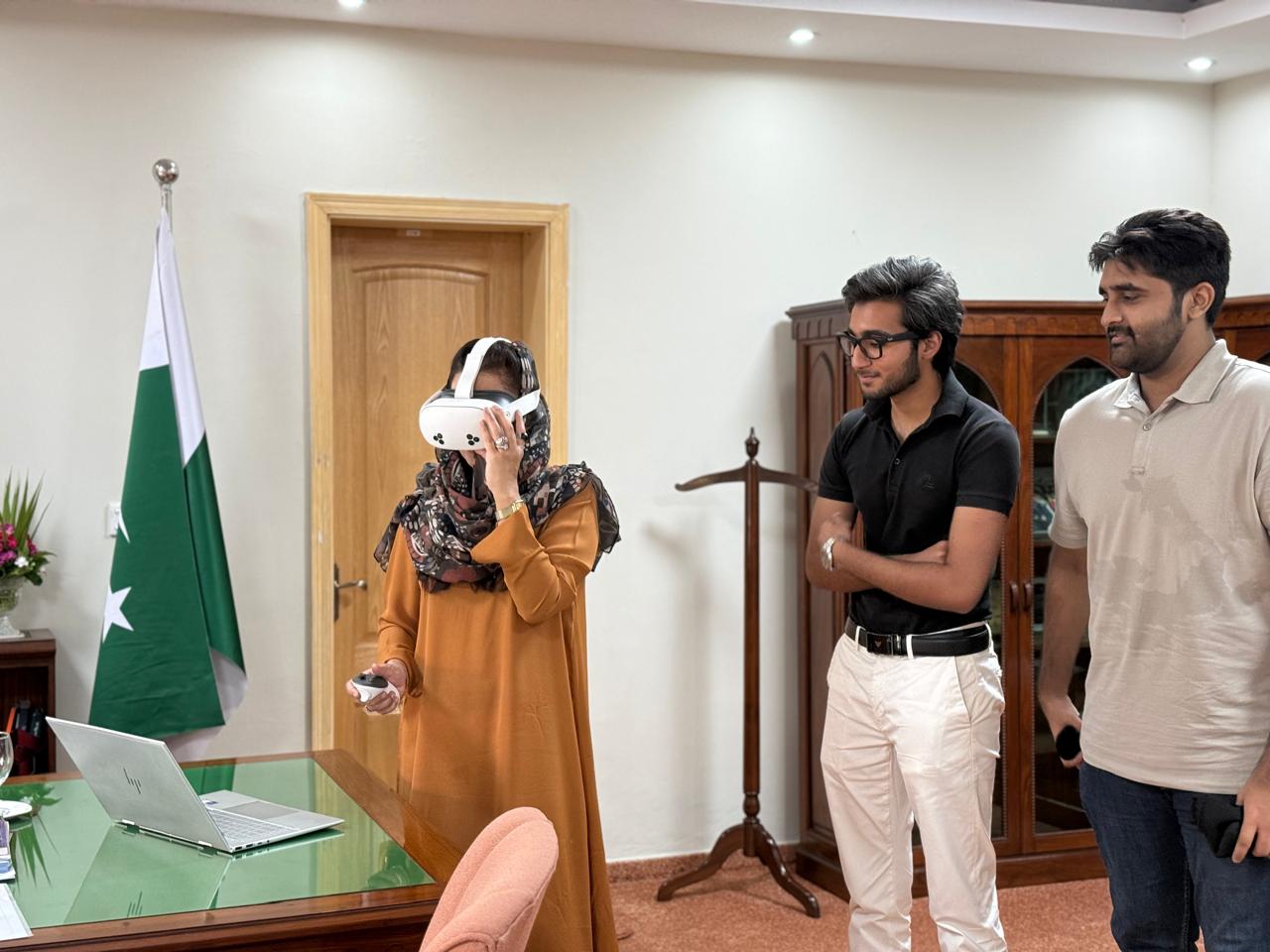 Dr. Summaira Sarfraz experiencing the FAST Lahore Campus virtual tour in VR